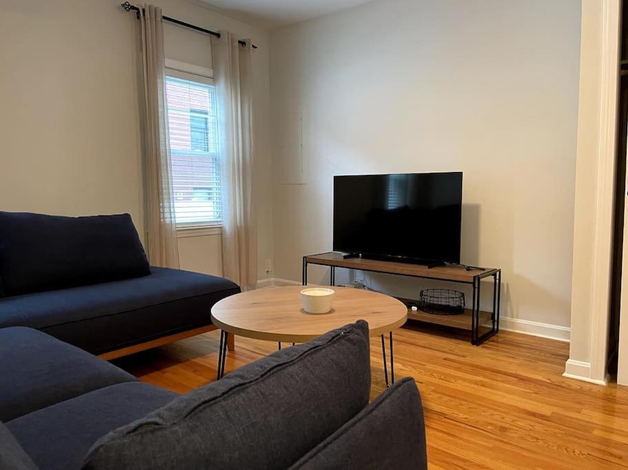 Lovely Two Bedroom Condo In South Boston Exterior photo